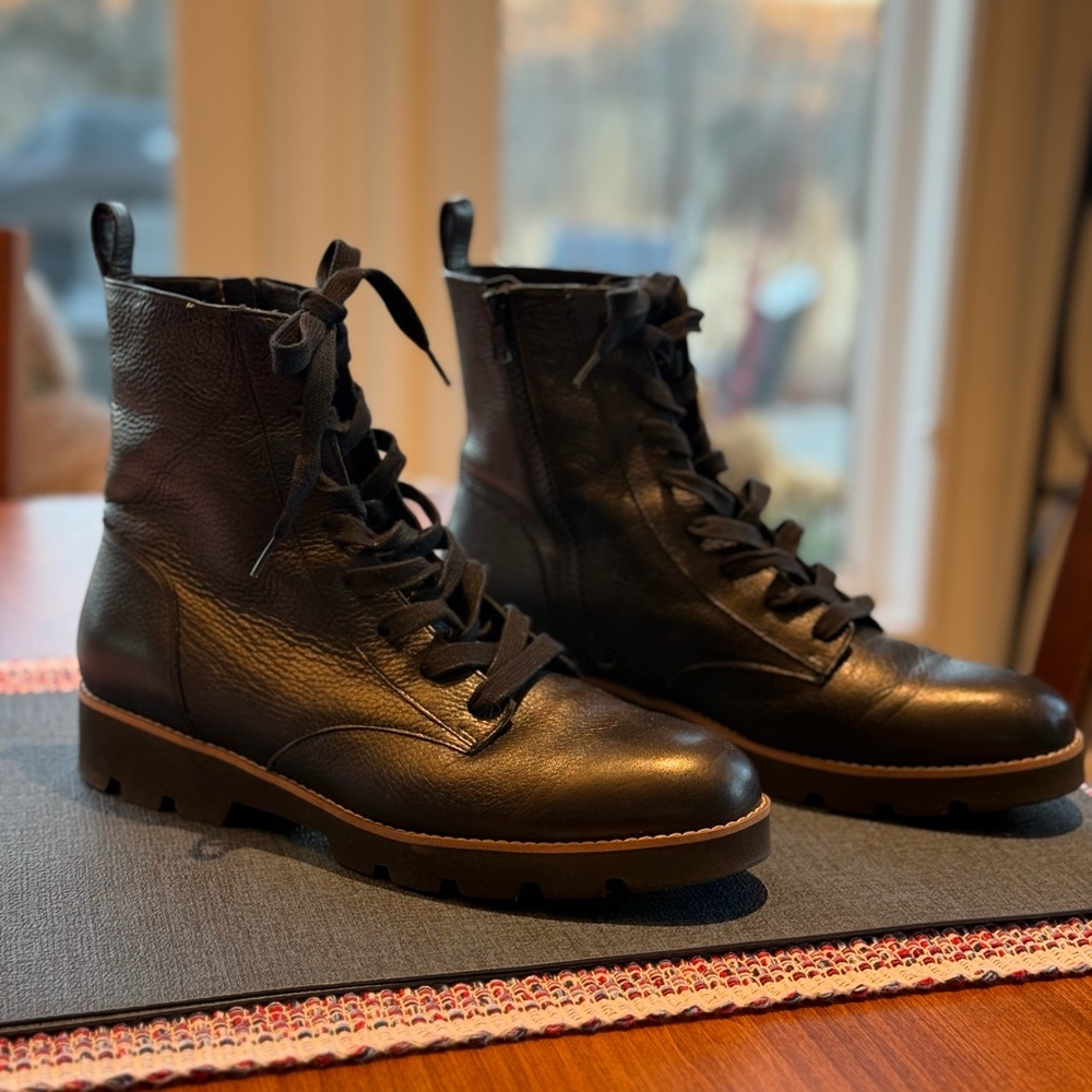 Vionic Lani black leather lace up, zip side combat style ankle boots. Size 9.5